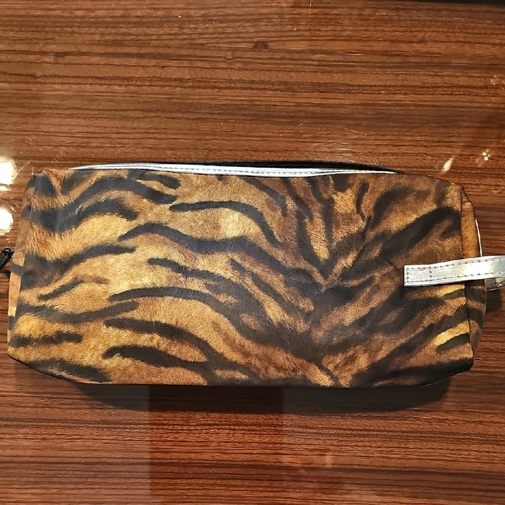 MAC Cosmetics Large Tiger Print Makeup Bag - Picture 2 of 5